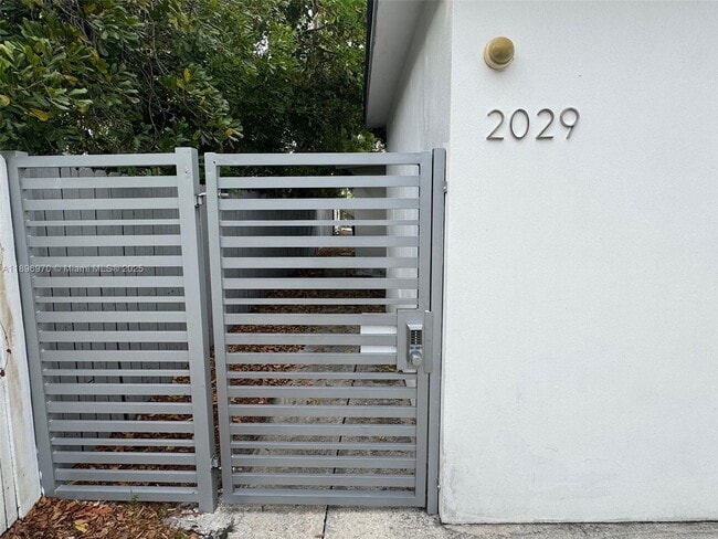 Primary Photo - $1,875MONTHLY;2029 PIERCE ST #3 HOLLYWOOD, FL