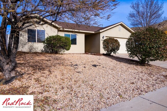 Building Photo - Inviting 3-Bedroom Home with Garage and Pr...