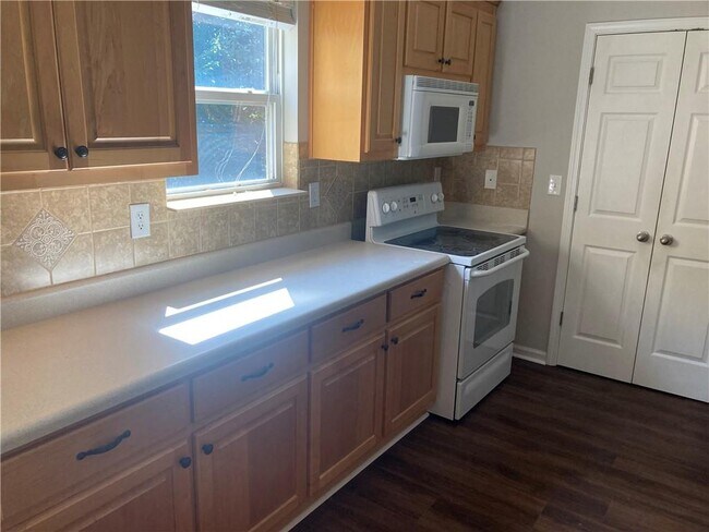 Building Photo - 370 Pointe Cir