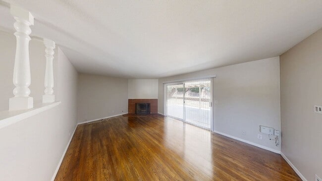Building Photo - Beautiful 3 bedroom, 2 bathroom home in Re...