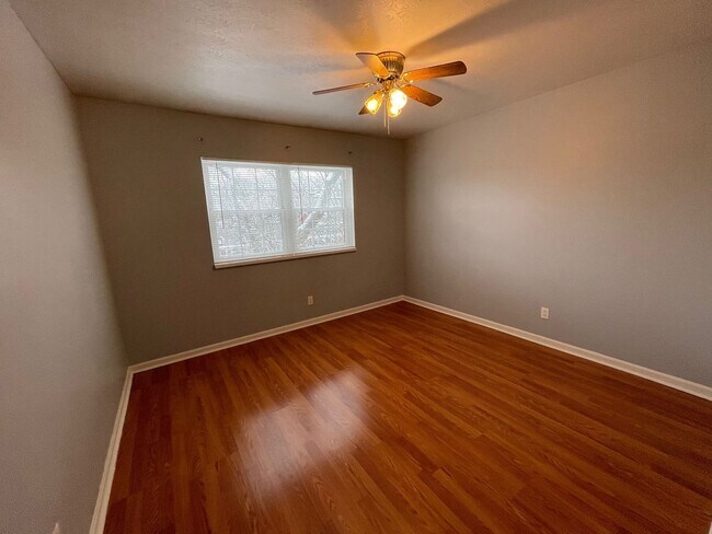 Building Photo - Charming Clifton Condo!