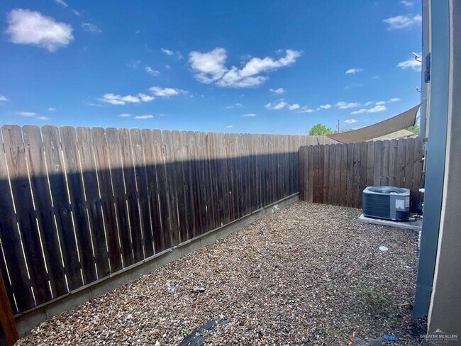 Building Photo - 15 Sprague St W