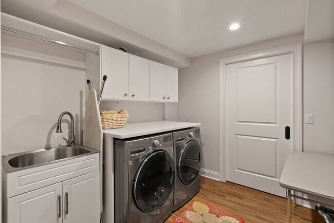 Building Photo - Williams Bay Lakefront Living Furnished Home Available for Monthly & Mid Term Rentals