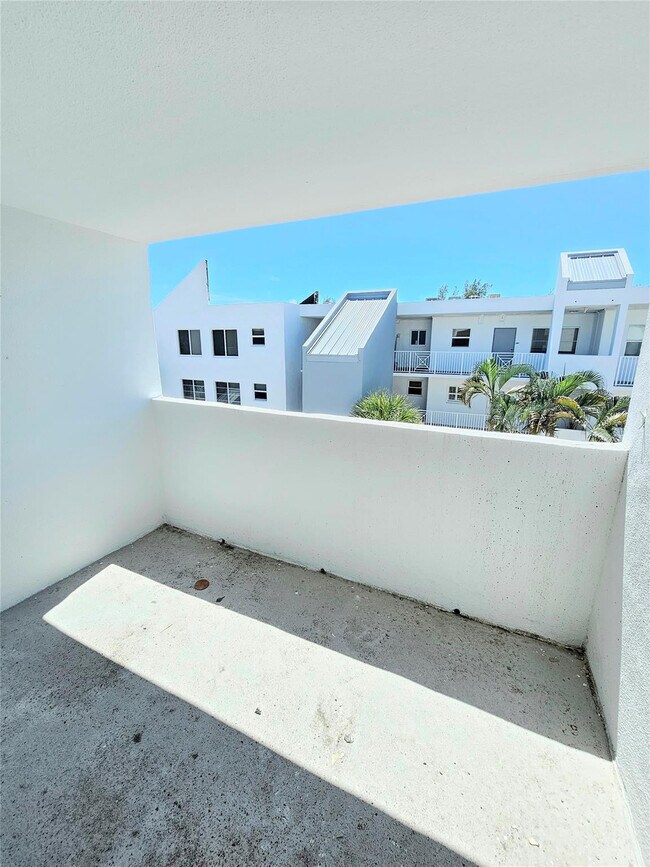 Building Photo - 2850 NE 14th St