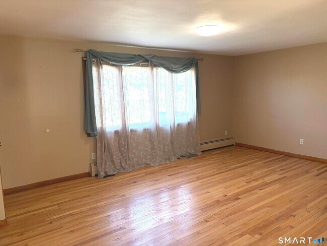 Building Photo - 3 Carmen St