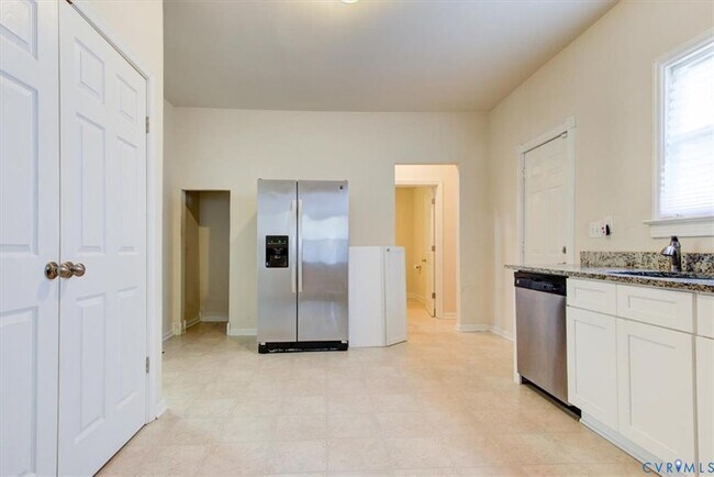 Building Photo - 5 N Oak Ave