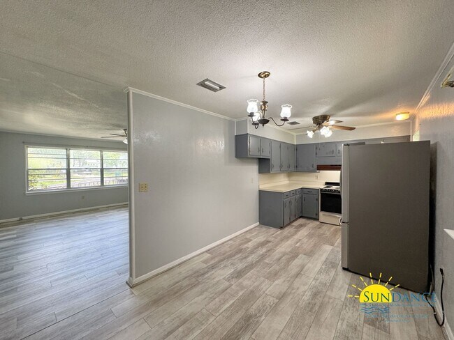 Building Photo - 2052 Roberts Dr