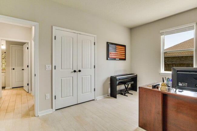 Building Photo - Bright, Beautiful Home in the Highly Desirable Sunrise Gated Community!