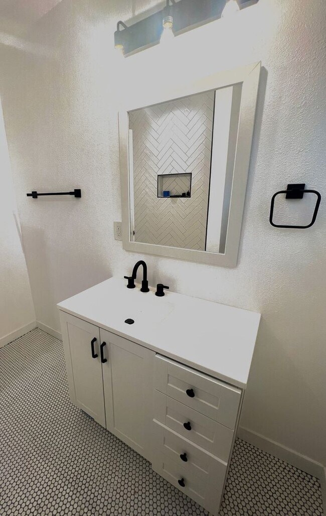 Building Photo - Modern 2-Bedroom Apartment in Inglewood – ...