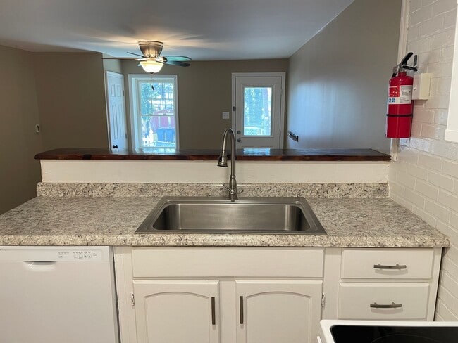 Building Photo - Newly Updated 4 Bedroom 1 Bathroom Townhom...