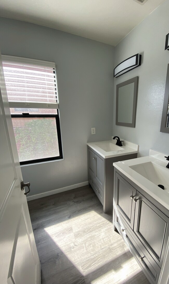 Building Photo - 330 S Farmer Ave