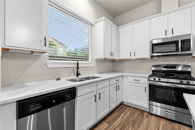 Building Photo - 2511 Des Chaumes St