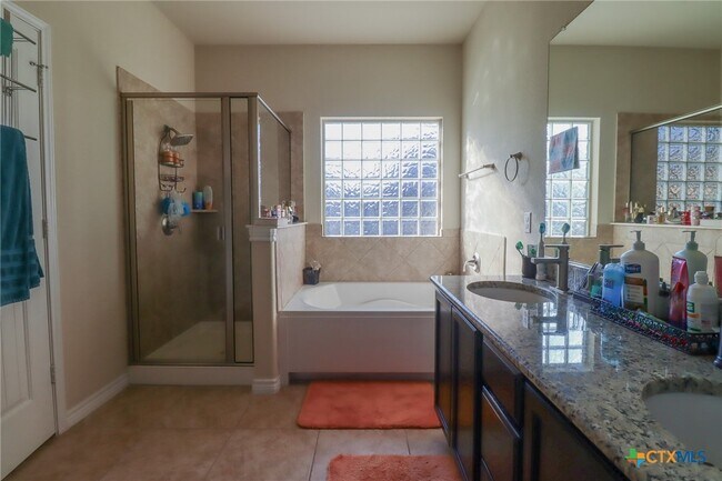 Building Photo - 802 Valentino Dr