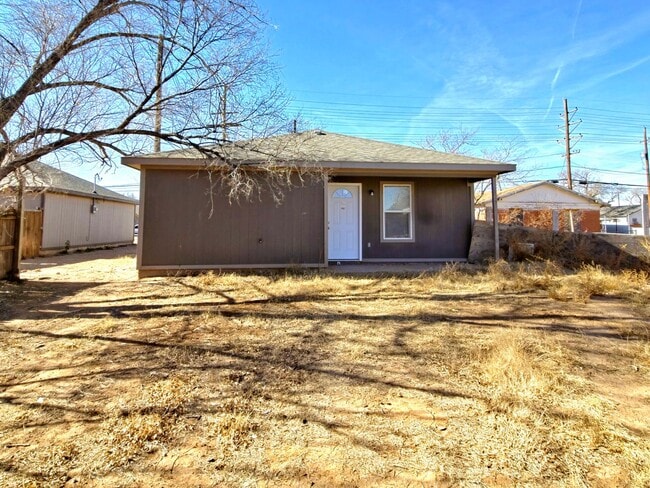 Building Photo - Cozy 3 Bedroom Home Near Downtown