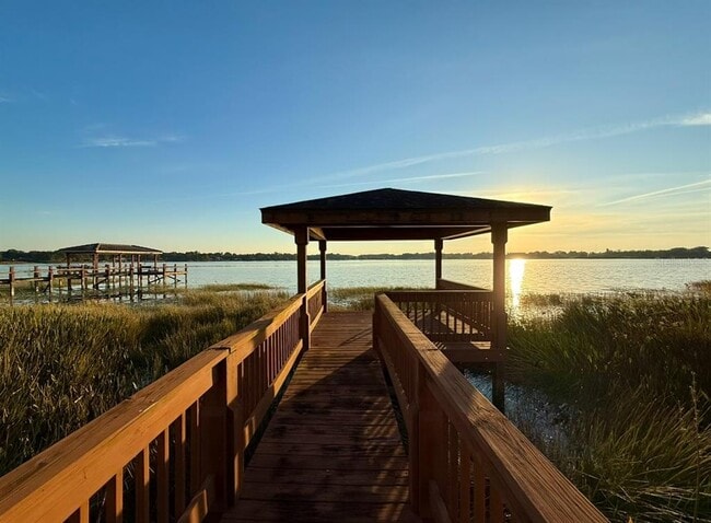 Building Photo - 715 E Silver Star Rd