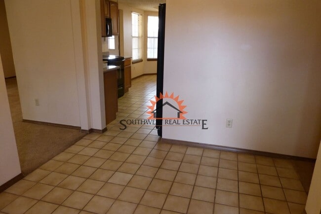 Building Photo - Lovely 3 bedroom 2 bathroom brick home wit...