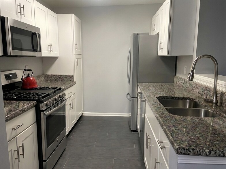 Kitchen - 10024 Vanderbilt Cir