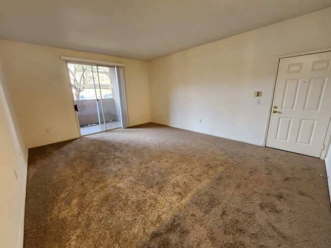 Building Photo - Fantastic, well maintained 2 bedroom condo.