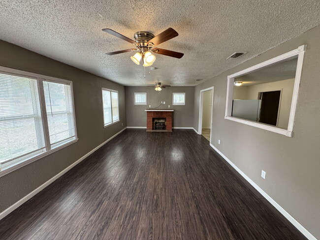 Building Photo - Beautiful 2 bedroom Home Near 19th & Quaker!
