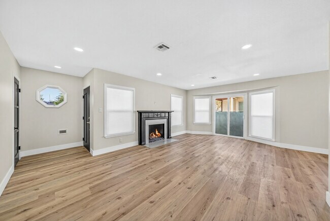 Building Photo - 1667 Valencia Ave