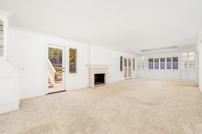 Building Photo - Spacious Two-Story 5 BD/3 BA Home in Desirable East Bluff Neighborhood