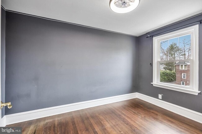 Building Photo - 113 W Albertson Ave