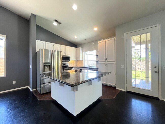 Building Photo - 3 bed, 2 bath located in Corona, CA!