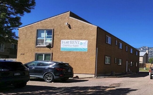 Building Photo - Spacious 2-Bedroom Apartment with Private ...