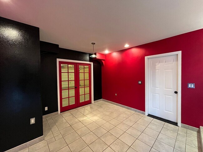 Building Photo - Immaculate 4 bedroom, 3.5 bathroom, tri-level Home in Tigard!! Expansive Views, Office space, Gam...