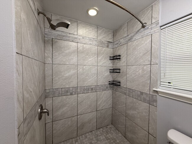 Building Photo - 3601 Oakwood Dr