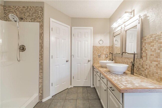 Building Photo - 1245 S Camellia Ln