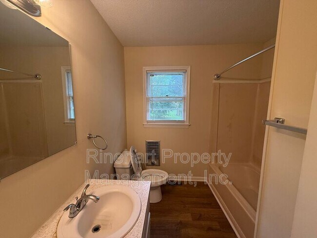 Building Photo - 1570 Marett Blvd
