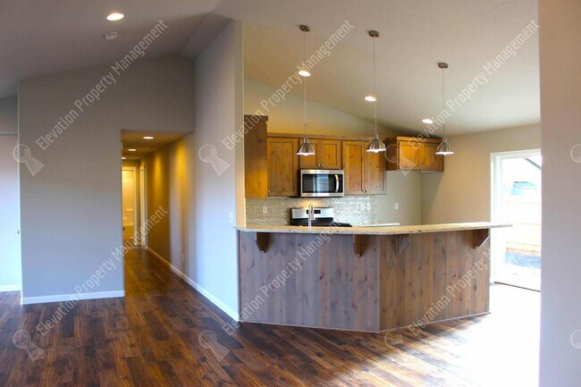 Building Photo - Newer single-level 3 BR home in NW Redmond with fenced backyard and RV parking