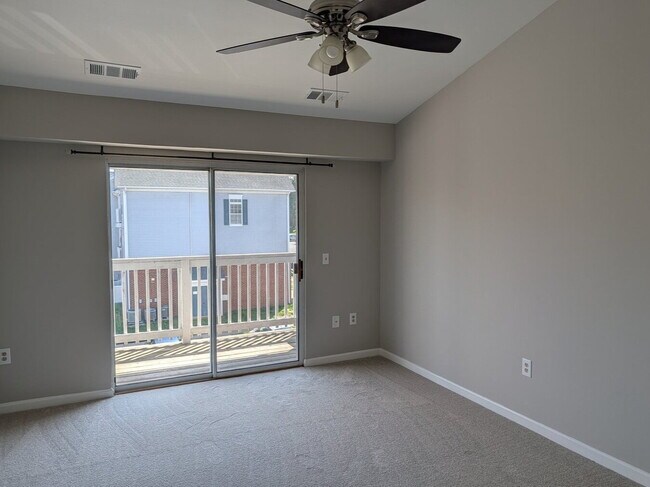 Building Photo - Bright Townhome Living in Convenient Leesburg Location