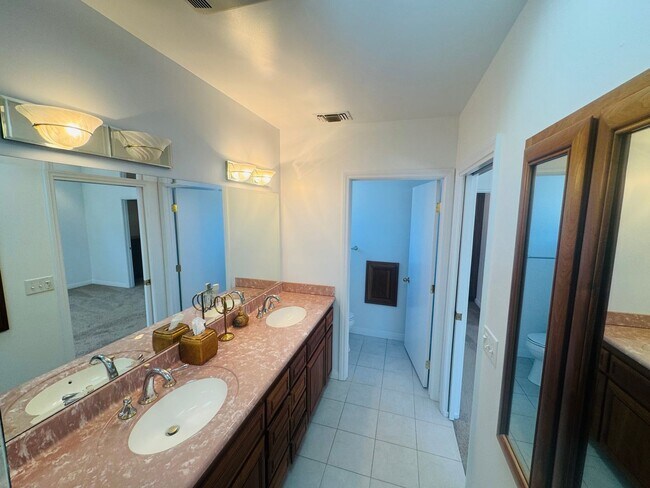 Building Photo - Exquisite 4-Bedroom Remodeled Retreat in t...