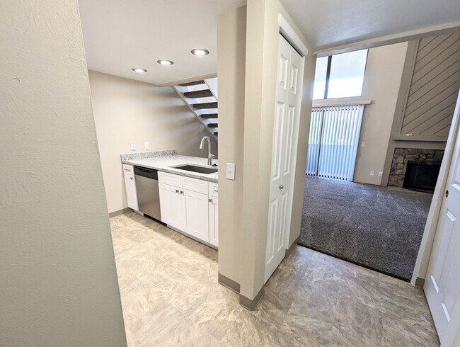 Building Photo - 2 Bed 1 Bath Condo Near Cherry Creek
