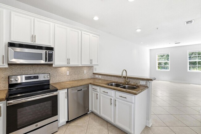 Building Photo - 127 E Thatch Palm Cir