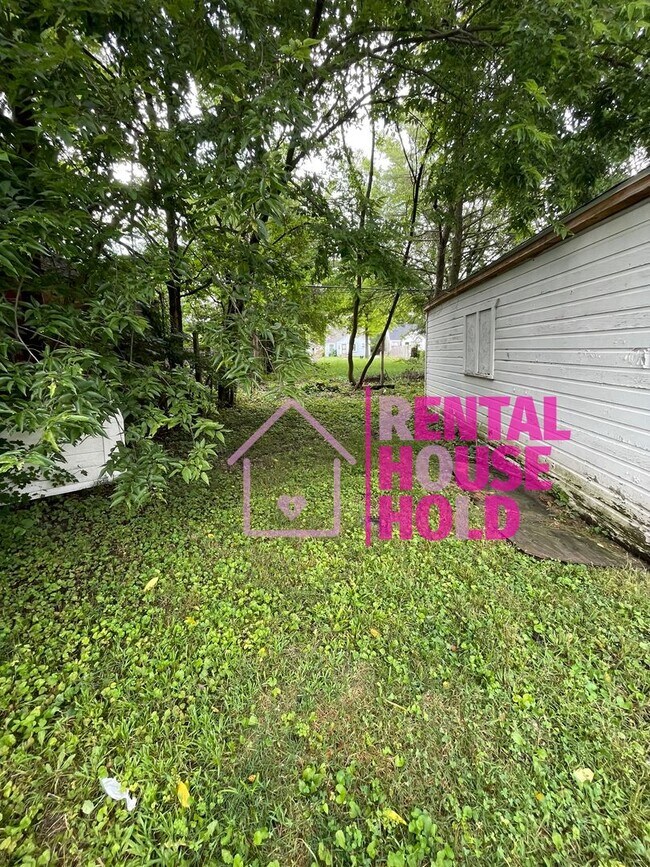 Building Photo - ~ 3 BEDROOM 1.5 BATH~ FREE PRE-SCREEN