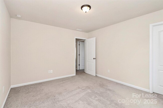 Building Photo - 16027 Harbor Hill Dr