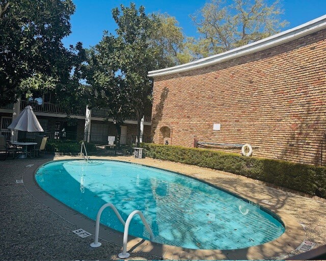 Building Photo - 2201 Fountain View Dr