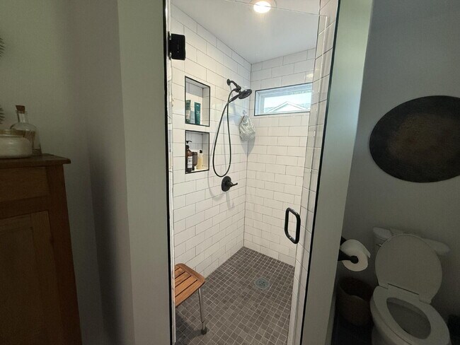 Building Photo - Secluced 800 Sq Ft 1-Bed Gem in Nashville’...