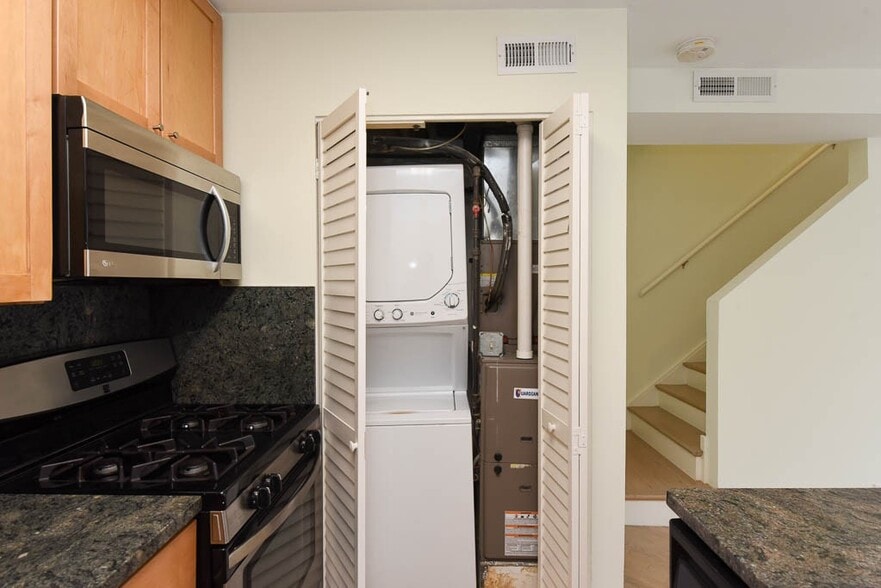 Building Photo - 949 W Grace St