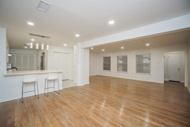 Building Photo - 4145 Sarong Dr
