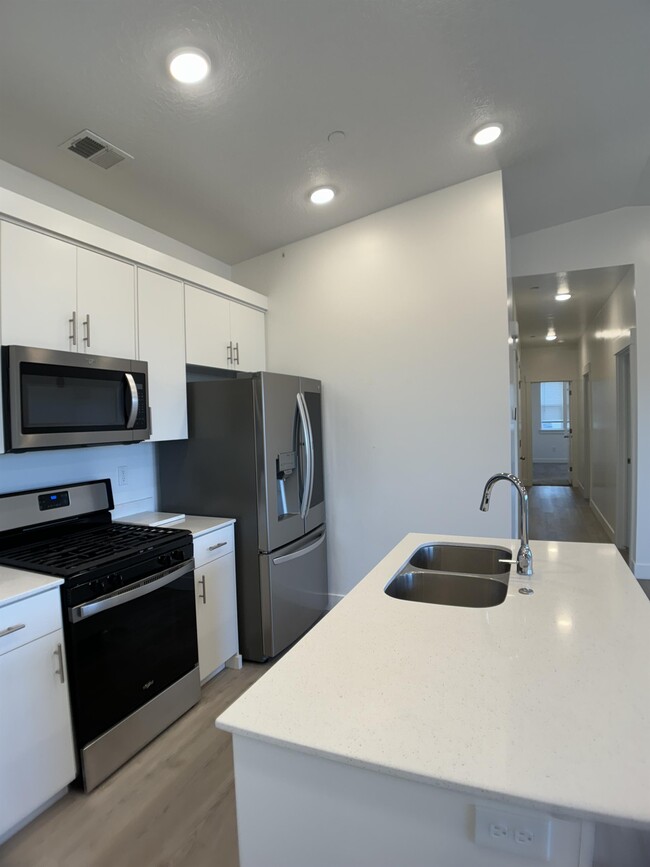 Building Photo - 463 W 60 S