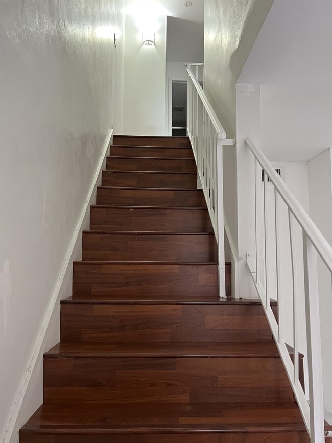 Building Photo - 1100 SE 4th Ave