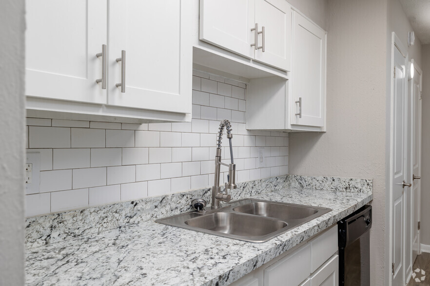 1BR, 1BA - 747SF - Kitchen - Glen Hollow