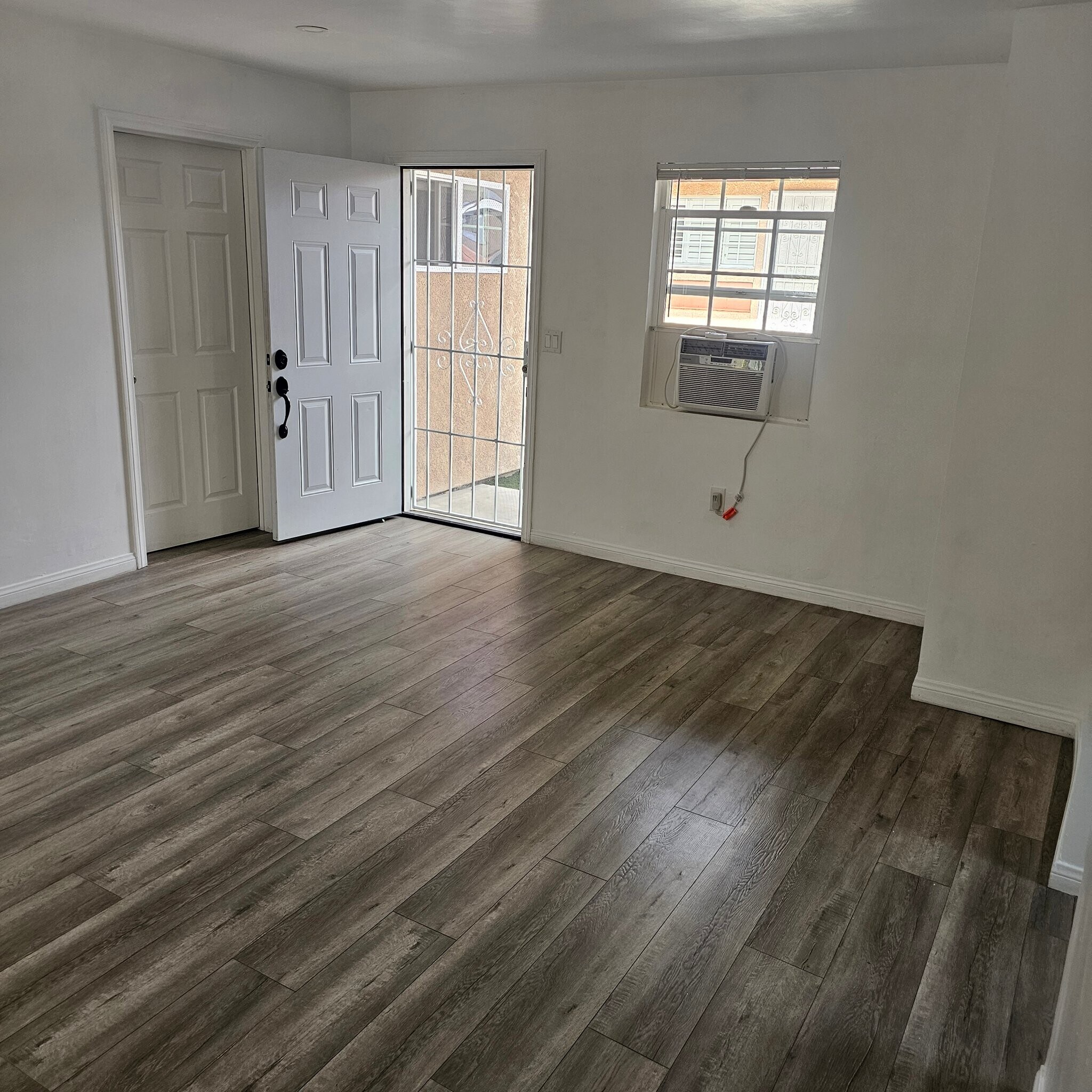 Building Photo - 1540 W 58th St