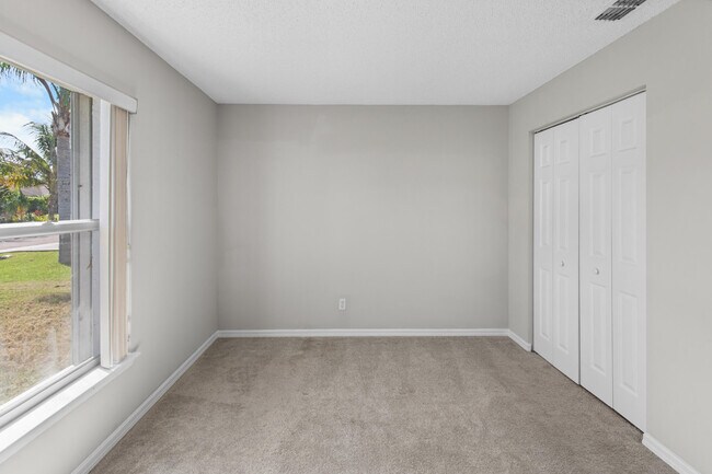 Building Photo - 173 SW Ray Ave