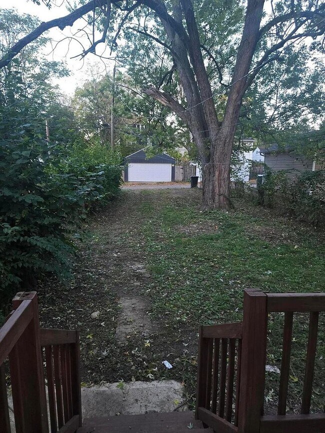 Building Photo - 127 N Burgess Ave