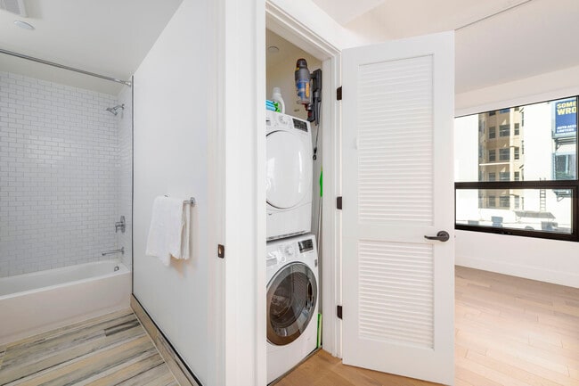 Building Photo - 719 Larkin St